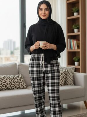 شلوار زنانه ریون با طرح خاص و جذاب، مناسب برای استفاده روزمره، خانه و بیرون. سبک، خوش‌فرم و بسیار نرم — انتخابی عالی برای خانم‌های خوش‌استایل