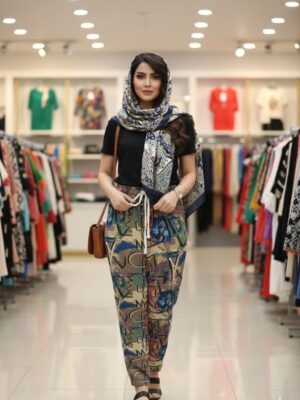 جنس پارچه: ریون درجه‌یک زد حساسیت ویژگی‌ها: سبک، لطیف، کشی و راحت کاربرد: شلوار خانگی و شلوار بیرونی طرح: مدرن و جذاب با تناژ رنگی مشکی و سفید مناسب فصل: 4 فصل محصولی وارداتی از کشور چین میباشد در 5 طرح جذاب و خوشگل فری سایز کاملا کشی دور کمر ( حداقل 70 – حداکثر 120 ) سانتی متر قد 100 سانتی متر