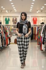 مناسب فصل: 4 فصل محصولی وارداتی از کشور چین میباشد در 6 طرح جذاب و خوشگل فری سایز کاملا کشی دور کمر ( حداقل 70 – حداکثر 120 ) سانتی متر قد 100 سانتی متر