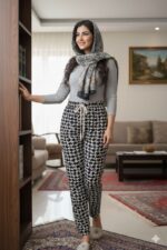 جنس پارچه: ریون درجه‌یک زد حساسیت ویژگی‌ها: سبک، لطیف، کشی و راحت کاربرد: شلوار خانگی و شلوار بیرونی طرح: مدرن و جذاب مناسب فصل: 4 فصل