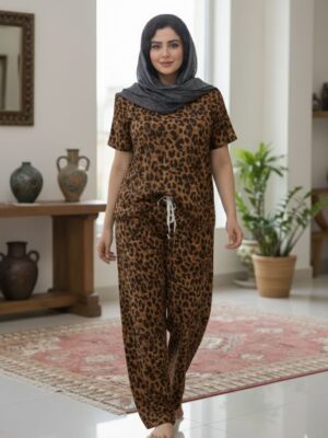 اگر به‌دنبال خریدی مطمئن هستید، این ست بلوز شلوار پلنگی مستقیماً از بازار قشم و درگهان تهیه شده است. تمام اجناس وارداتی بوده و با قیمت مناسب‌تری نسبت به بازارهای شهری عرضه می‌شوند. با خرید از درگهان، هم از کیفیت بالای دوخت و پارچه مطمئن خواهید بود و هم از قیمت منصفانه بهره‌مند می‌شوید