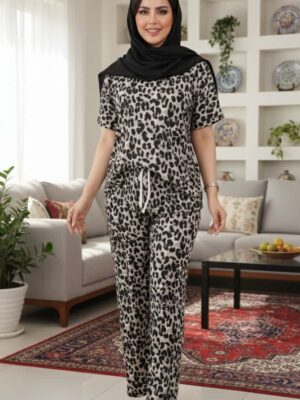 اگر به دنبال استایلی خاص، راحت و متفاوت هستید، این ست بلوز شلوار پلنگی زنانه بهترین انتخاب برای شماست. ترکیب طرح جذاب پلنگی با پارچه نرم و لطیف، باعث شده این محصول در میان بانوان خوش‌پوش طرفداران زیادی پیدا کند. این ست بلوز شلوار پلنگی هم برای استفاده در منزل و هم برای استایل روزمره گزینه‌ای عالی است