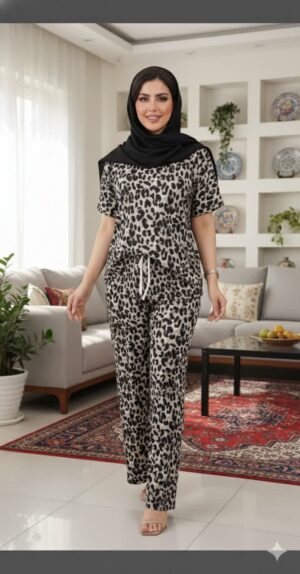 اگر به دنبال استایلی خاص، راحت و متفاوت هستید، این ست بلوز شلوار پلنگی زنانه بهترین انتخاب برای شماست. ترکیب طرح جذاب پلنگی با پارچه نرم و لطیف، باعث شده این محصول در میان بانوان خوش‌پوش طرفداران زیادی پیدا کند. این ست بلوز شلوار پلنگی هم برای استفاده در منزل و هم برای استایل روزمره گزینه‌ای عالی است