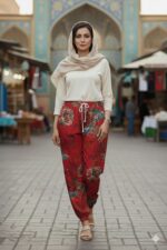 این شلوار ریون زنانه با طراحی خاص و دوخت حرفه‌ای، ترکیبی از راحتی و زیبایی را برای شما به ارمغان می‌آورد. جنس پارچه ریون باعث شده شلوار بسیار نرم، سبک و خوش‌فرم روی بدن بنشیند.